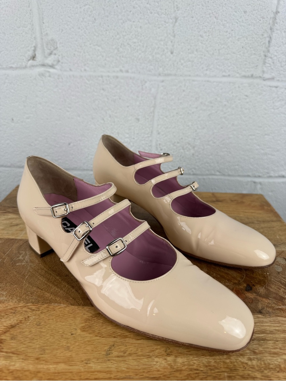 CAREL Paris Kina Triple-Strap Patent Leather Mary Jane Pumps – Beige – EU 40.5